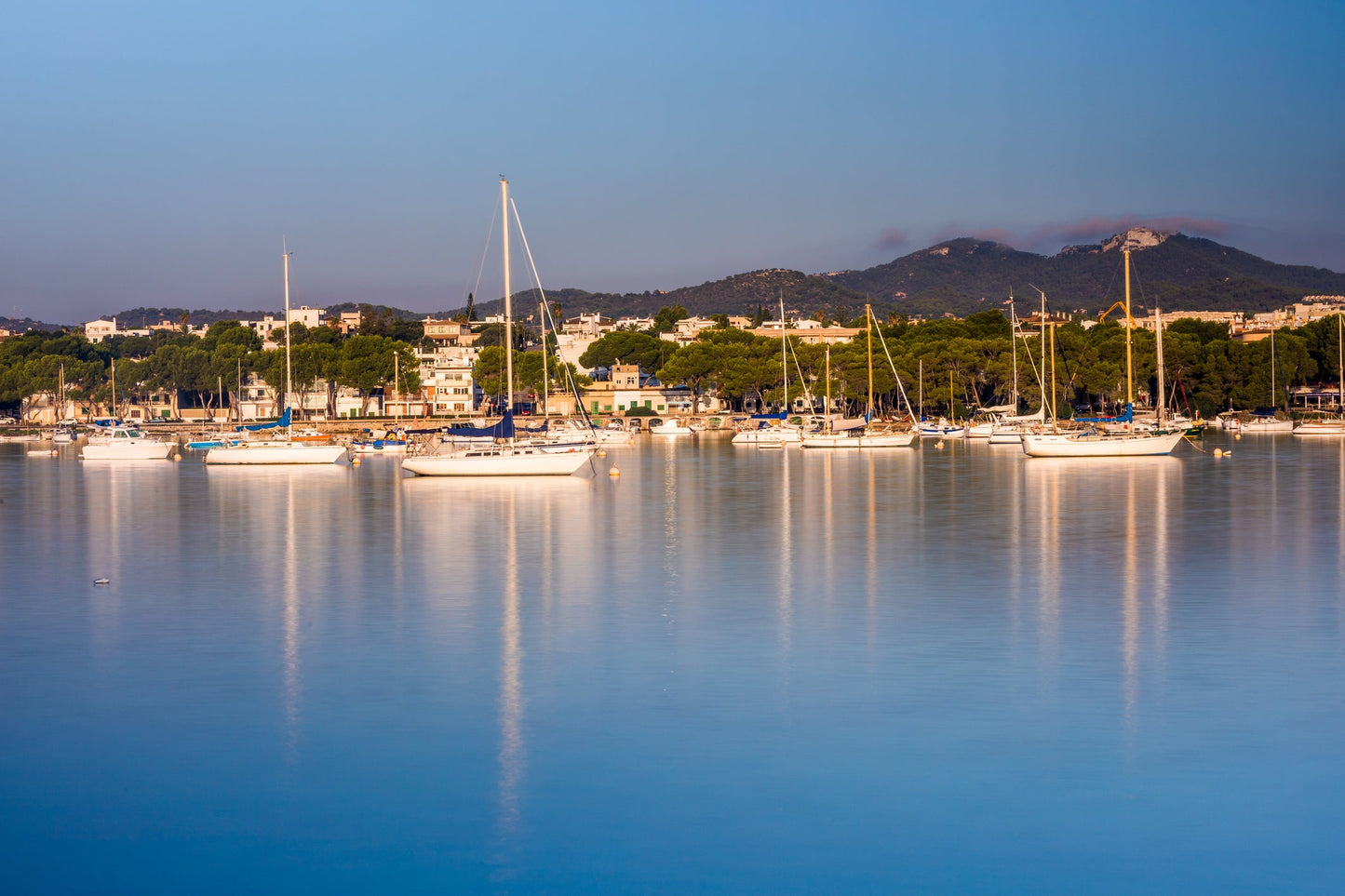 Puerto deportivo de Puertocolom, Puertocolom, España: amarres para barcos y vistas al puerto deportivo con Eberths.com