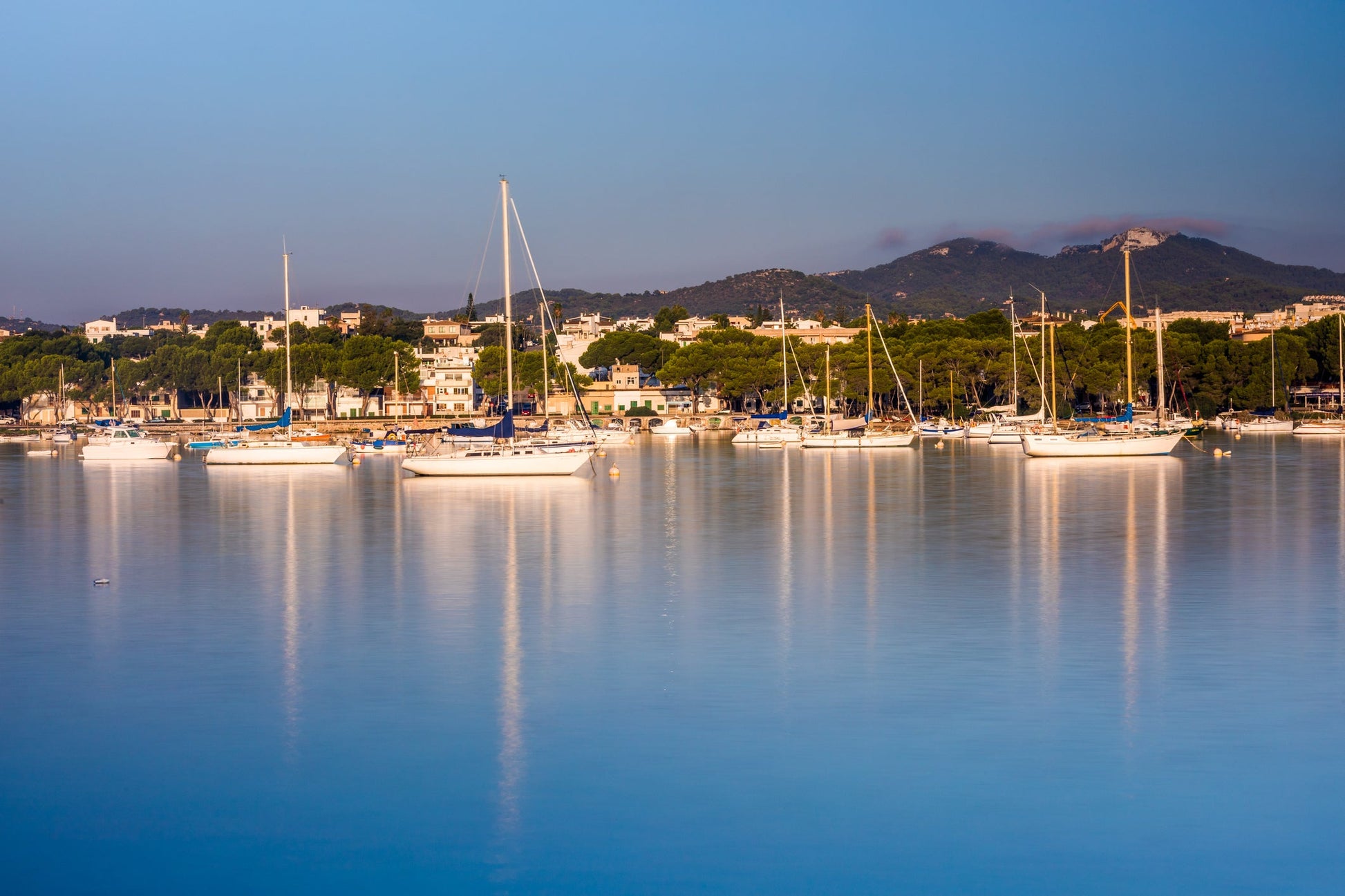 Puerto deportivo de Puertocolom, Puertocolom, España: amarres para barcos y vistas al puerto deportivo con Eberths.com