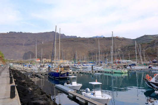 Porto Tazacorte, Tazacorte, La Palma, Spagna: ormeggi e vista sul porto turistico con Eberths.com