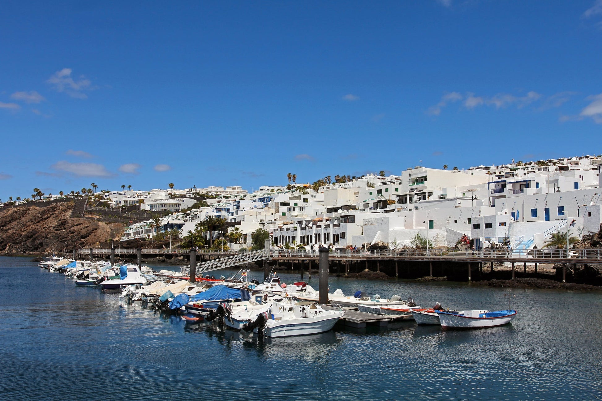 Porto del Carmen, Porto del Carmen, Lanzarote, Spagna: ormeggi e vista sul porto turistico con Eberths.com