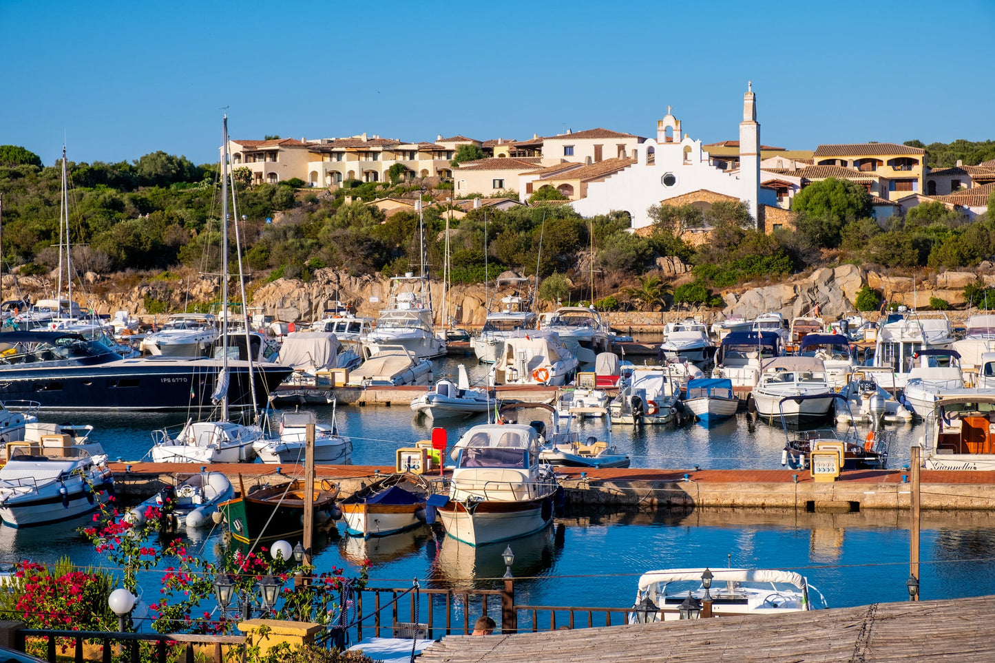 Punta Marana, Marinella, Italia: Amarres para barcos y vistas del puerto deportivo con Eberths.com