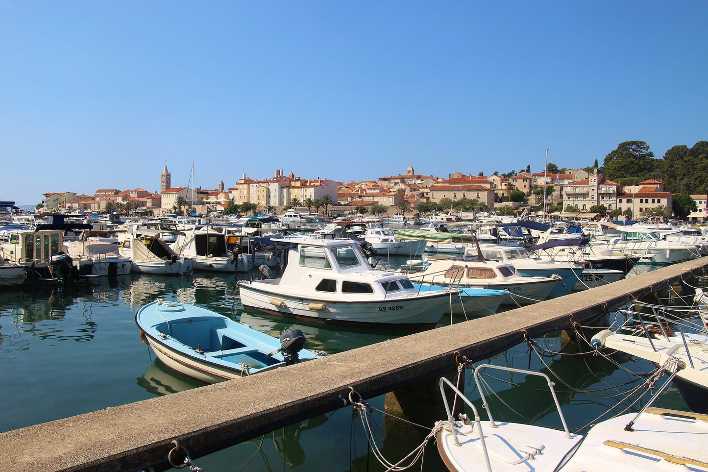ACI Marina Rab, Rab, Croazia: ormeggi per barche e vista sul porto turistico con Eberths.com
