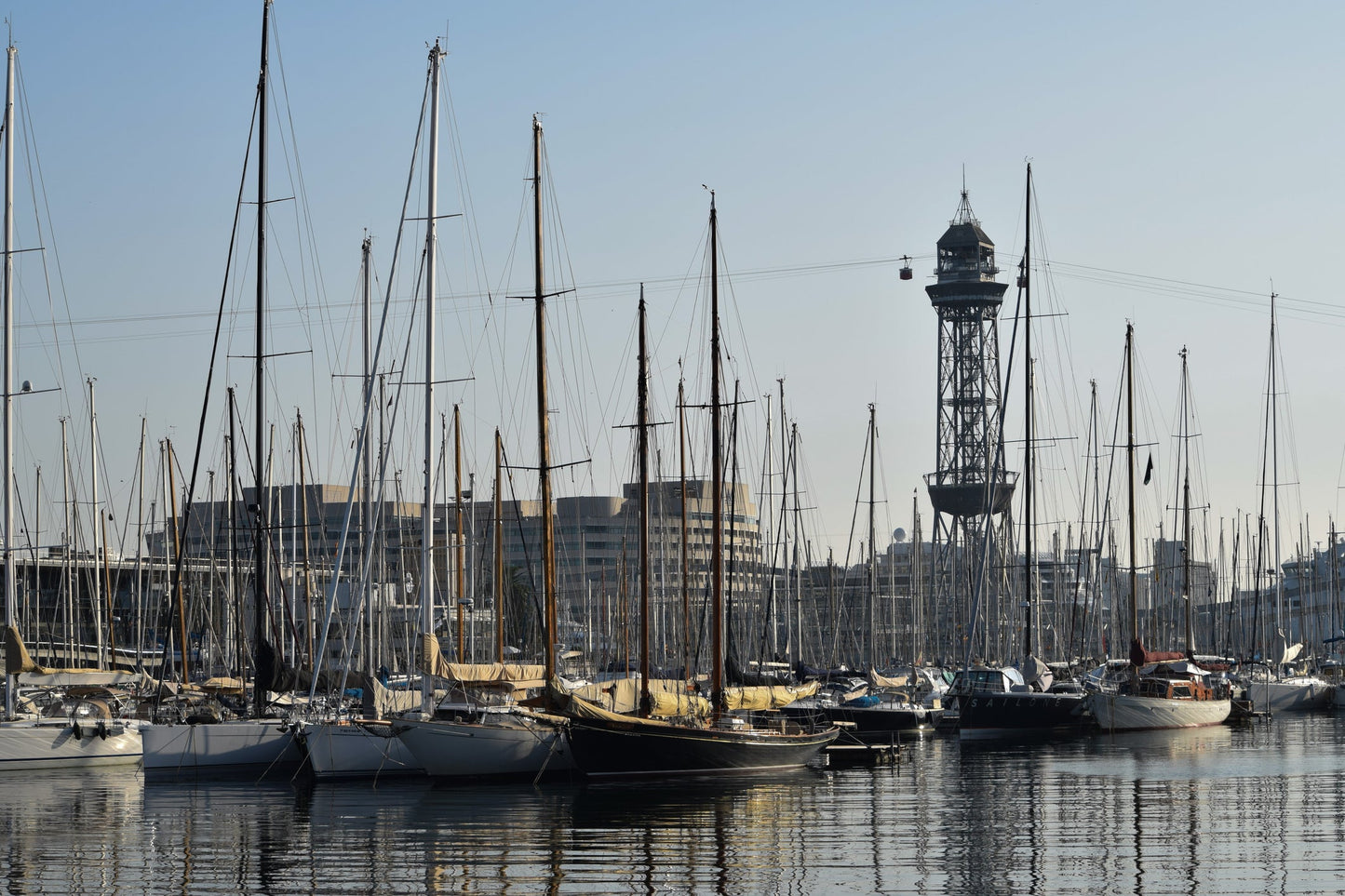 Real Club Náutico de Barcelona, Barcelona, Spagna: ormeggi e vista sul porto turistico con Eberths.com