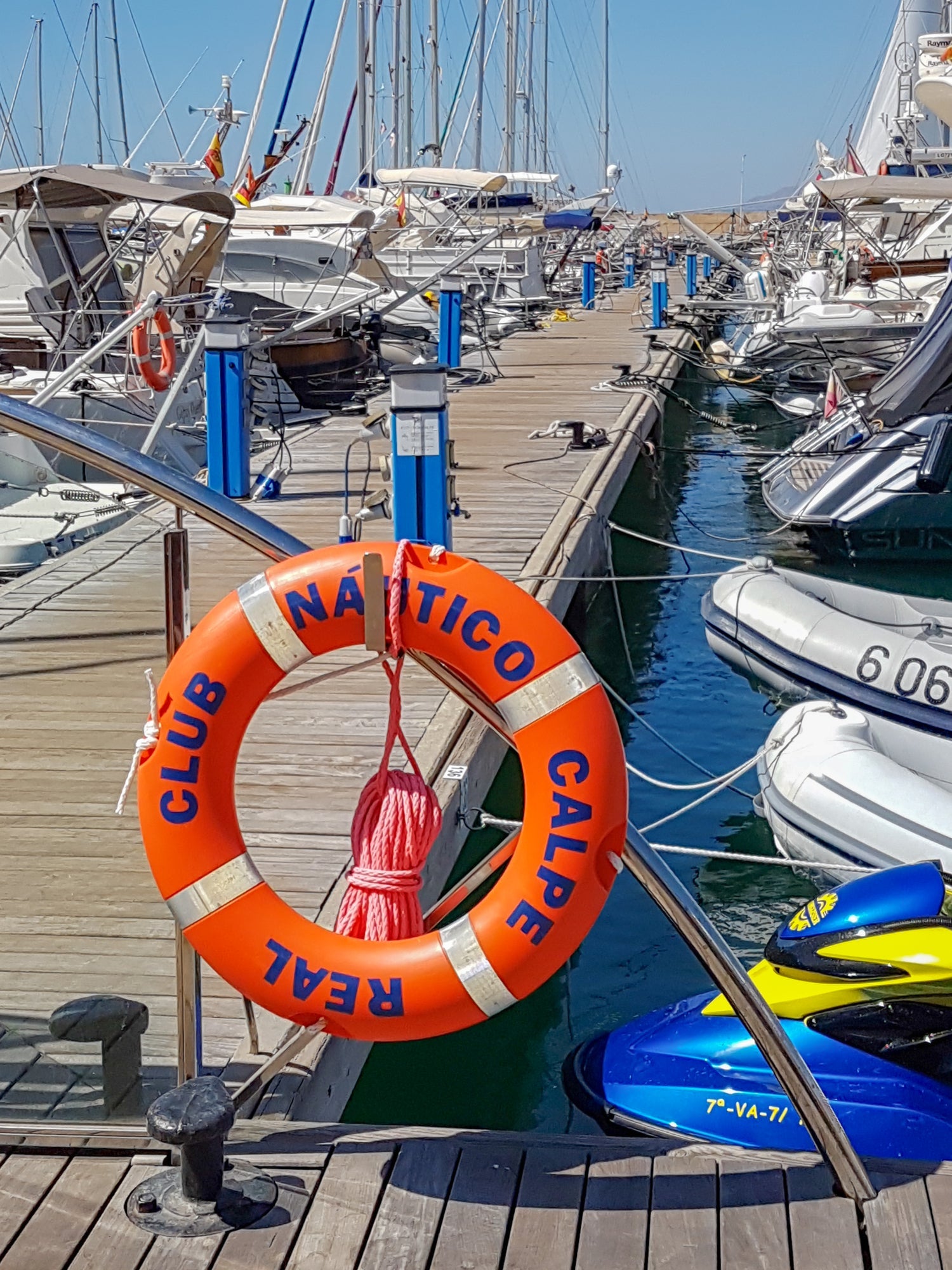 Real Club Náutico de Calpe, Calpe, Spagna: ormeggi per barche e vista sul porto turistico con Eberths.com