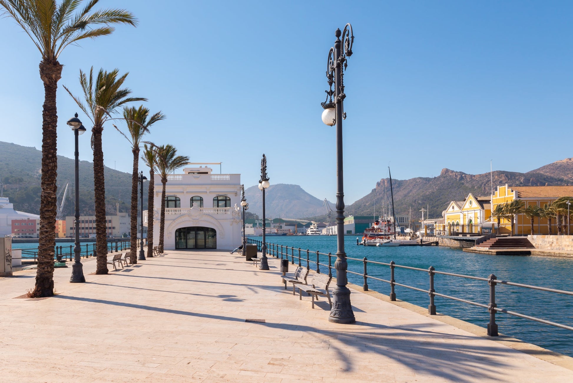 Real Club Nautico de Regatas de Cartagena à Cartagena, Espagne – postes d’amarrage pour bateaux et vue sur le port de plaisance avec Eberths.com