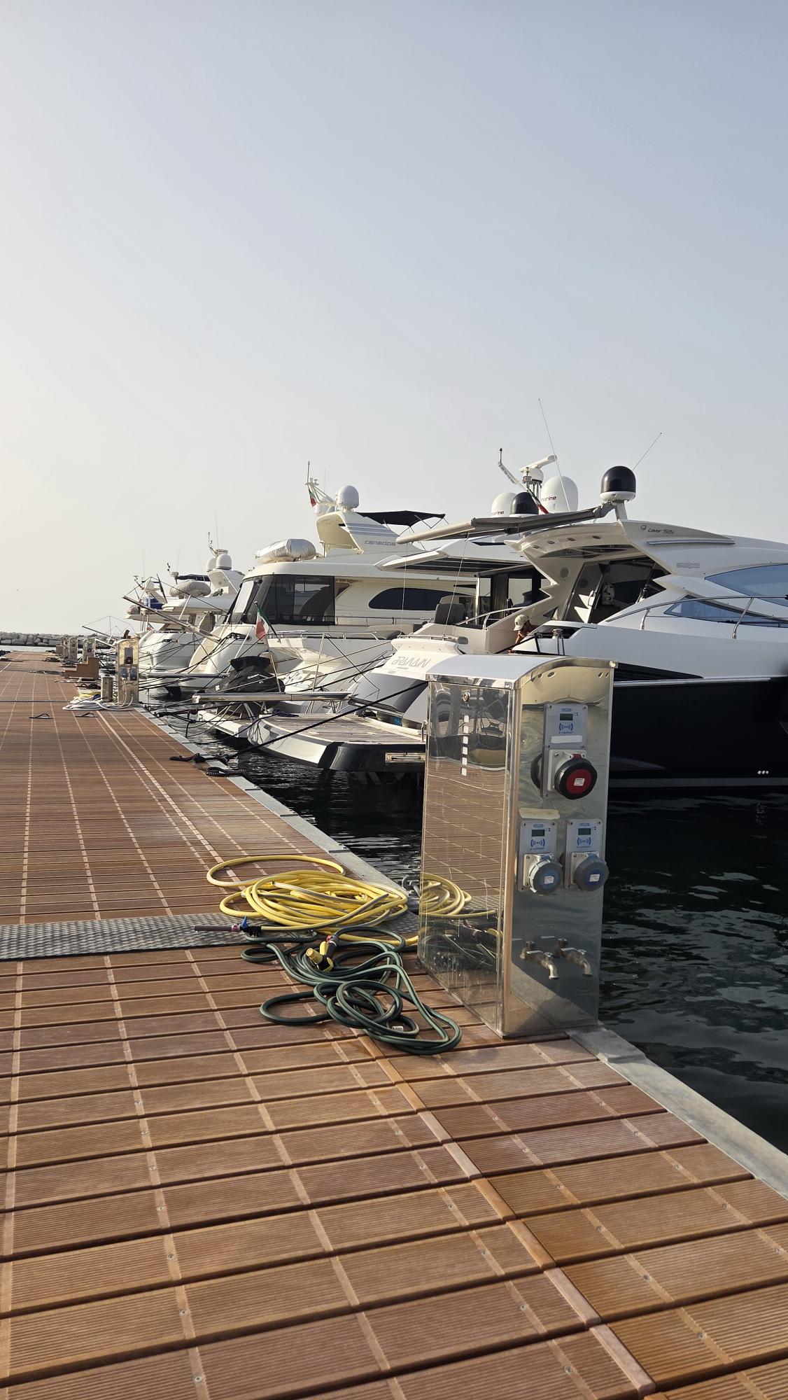 Porto Davide en Castellammare di Stabia, Italia – amarres para yates y vistas al puerto deportivo con Eberths.com