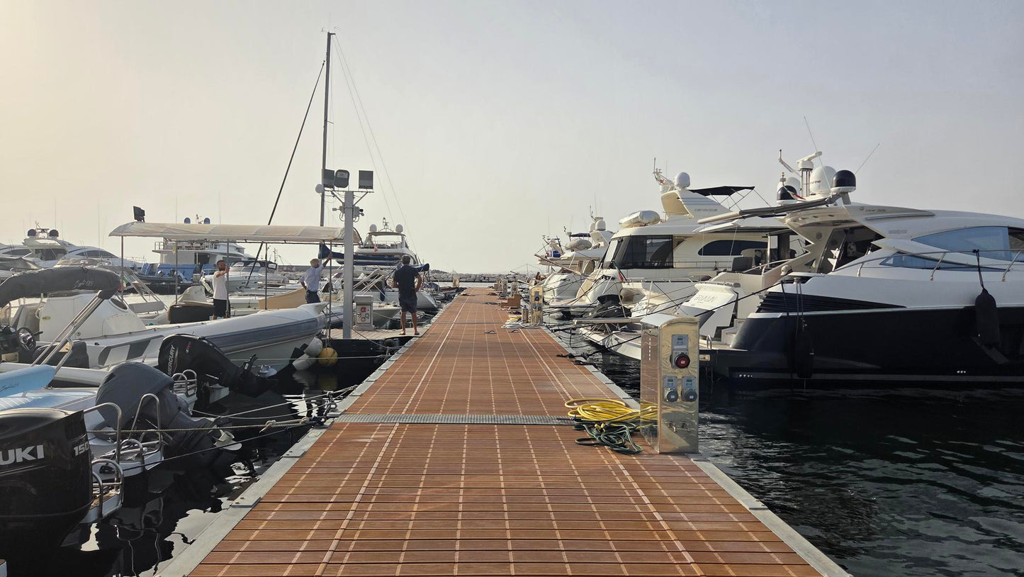 Porto Davide em Castellammare di Stabia, Itália – lugares de amarração para iates e vista para a marina com a Eberths.com
