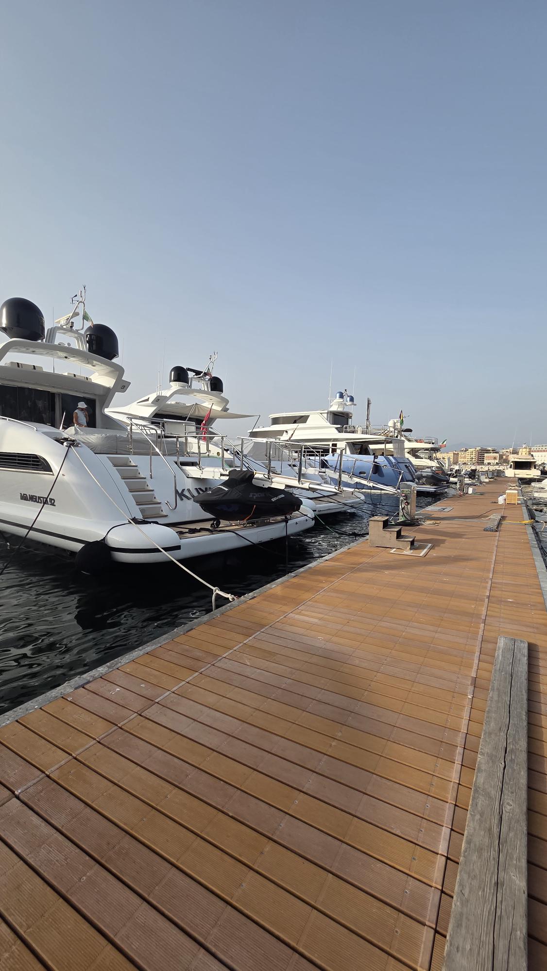 Porto Davide à Castellammare di Stabia, Italie – postes d’amarrage pour yachts et vue sur la marina avec Eberths.com
