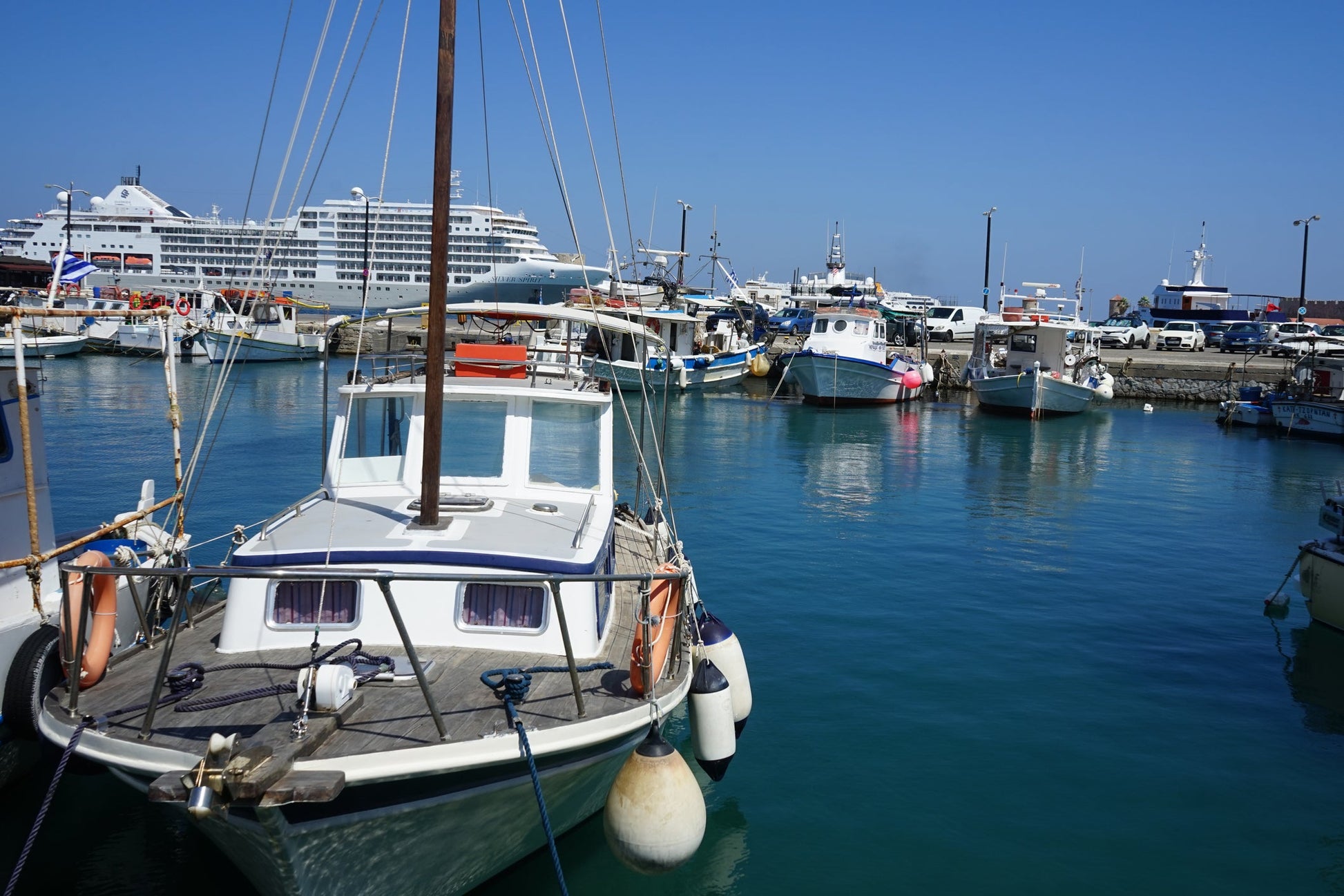Rhodes Marina à Rhodes, Grèce – postes d’amarrage pour bateaux et vue sur le port de plaisance avec Eberths.com