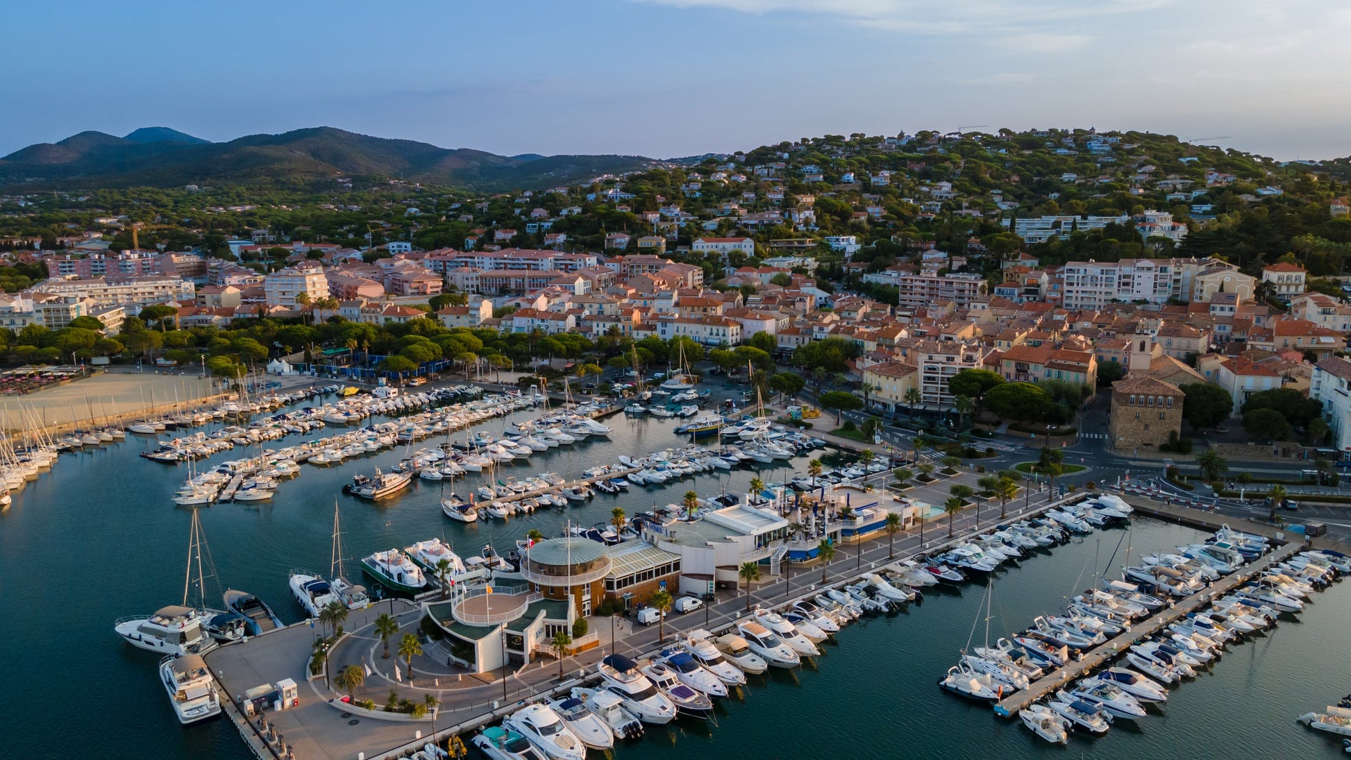 Sainte Maxime Porto, Sainte Maxime, Francia: ormeggi per barche e vista sul porto turistico con Eberths.com