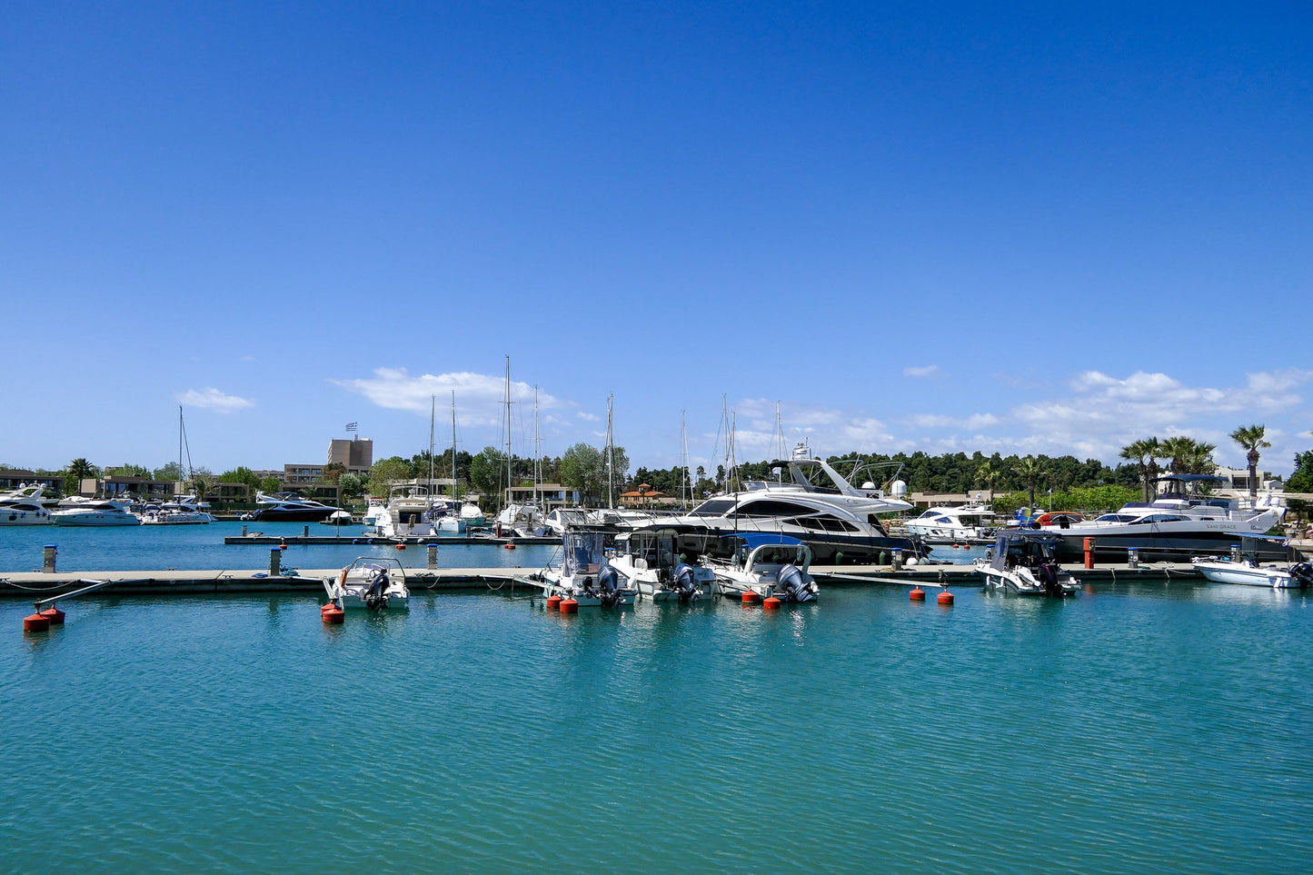 Sani Marina, Sani, Grecia: amarres para barcos y vistas al puerto deportivo con Eberths.com