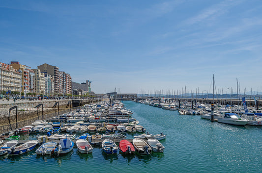 Marina de Santander, Camargo, Spagna: ormeggi per barche e vista sul porto turistico con Eberths.com