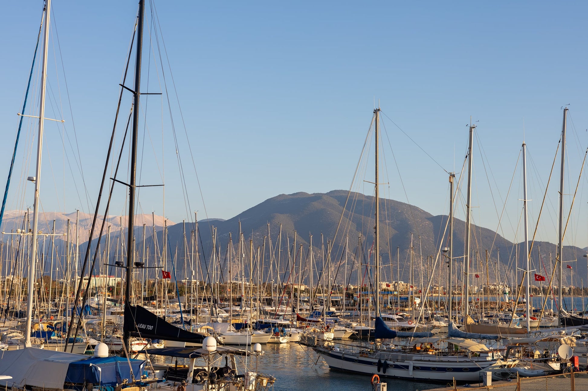 Setur Finike Marina, Finike, Turchia: ormeggi per barche e vista sul porto turistico con Eberths.com