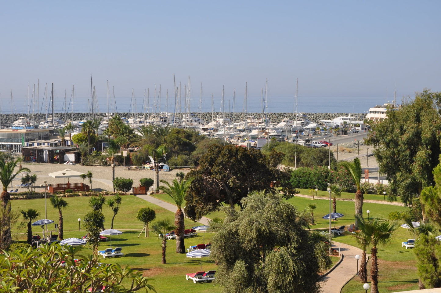 St Raphael Marina à Limassol, Chypre – postes d’amarrage pour bateaux et vue sur le port de plaisance avec Eberths.com
