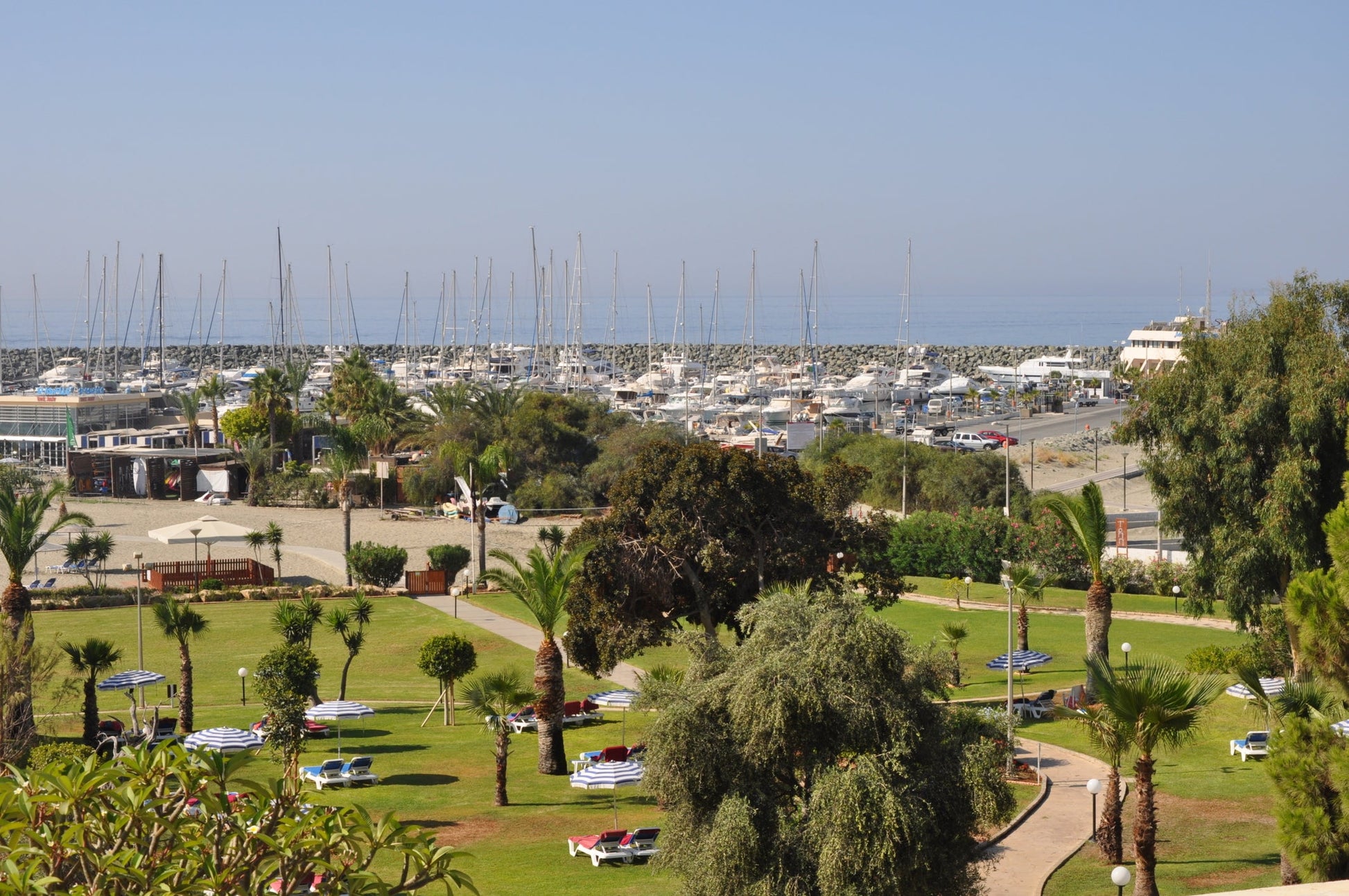 St Raphael Marina à Limassol, Chypre – postes d’amarrage pour bateaux et vue sur le port de plaisance avec Eberths.com
