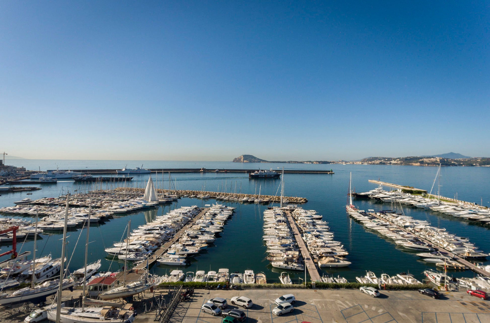 Prenotazione ormeggio a Napoli presso Sudcantieri Marina con Eberths.com. Prenota ora il tuo posto barca