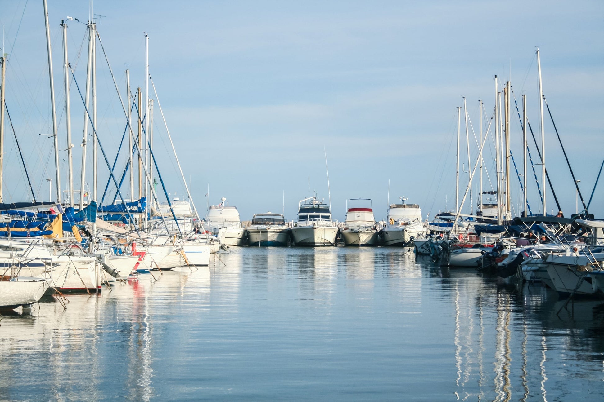 The Marina of La Londe les Maures Miramar à La Londe-les-Maures, France – postes d’amarrage pour bateaux et vue sur le port de plaisance avec Eberths.com