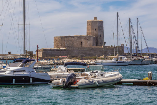 Vento di Maestrale, Trapani, Sicilia, Italia: ormeggi per barche e vista sul porto turistico con Eberths.com