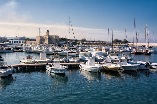 Marina Villanova di Ostuni, Marina di Ostuni, Italia: amarres y vistas al puerto deportivo con Eberths.com