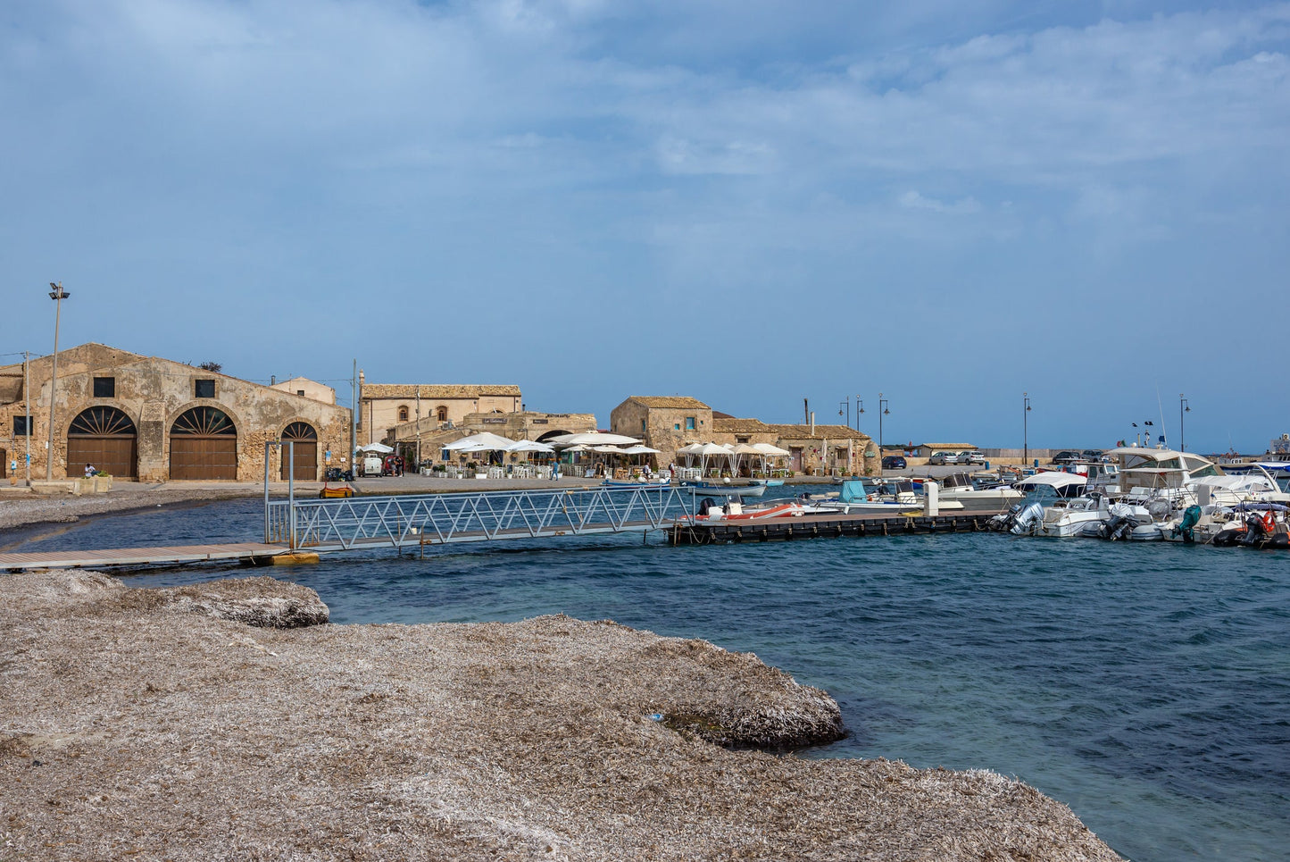 Club Náutico Marzamemi, Marzamemi, Cerdeña: amarres para barcos y vistas al puerto deportivo con Eberths.com