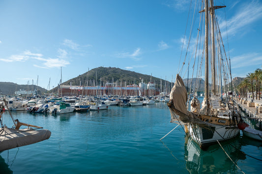 Yacht Porto Cartagena, Cartagena, Spagna: ormeggi per barche e vista sul porto turistico con Eberths.com