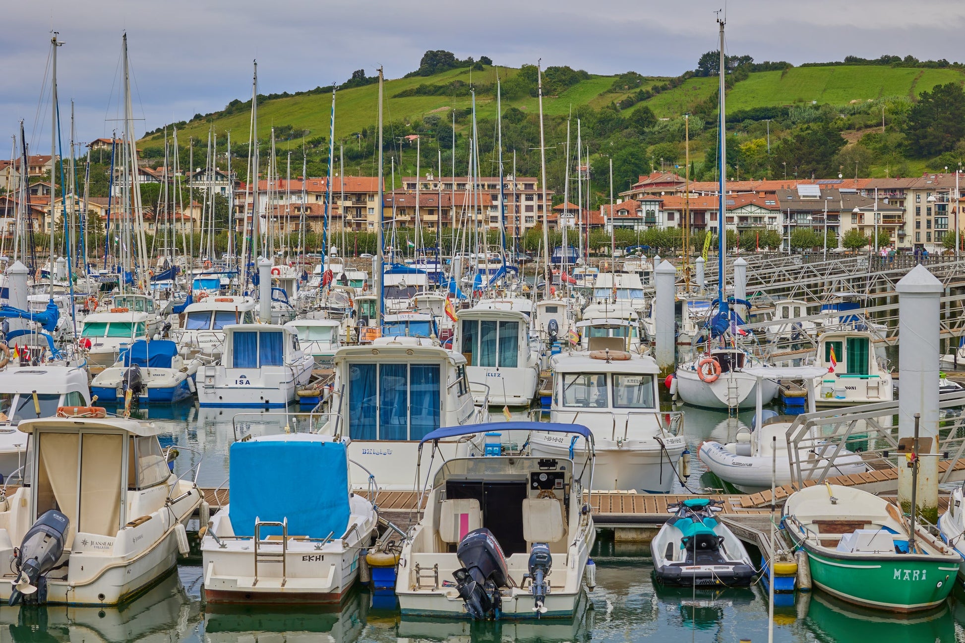 Zumaia Marina Urola, Zumaia, España: amarres y vistas al puerto deportivo con Eberths.com