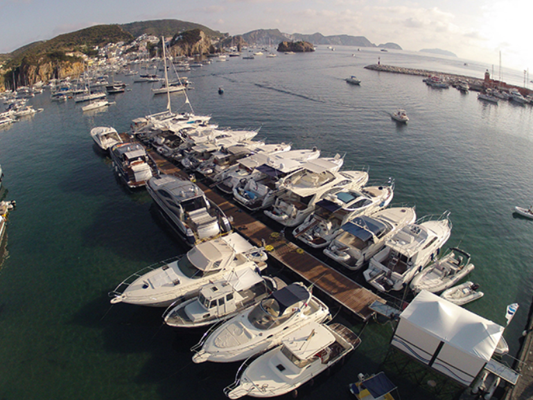 Beautiful view in Ponza Mare and berth booking with Eberths.com