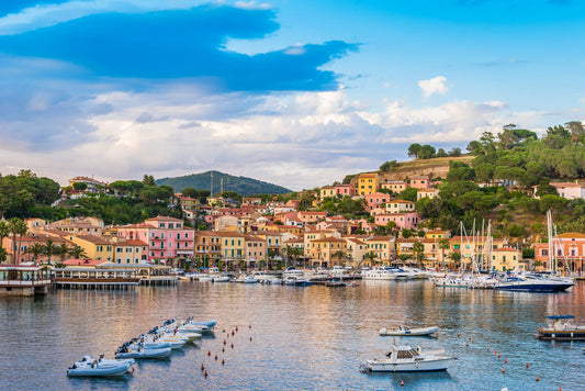 Puerto Azzurro, Puerto Azzurro, Italia: amarres para barcos y vistas al puerto deportivo con Eberths.com
