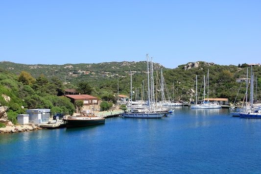Puerto de Santa Teresa Gallura, Cerdeña, Italia: amarres y vistas al puerto deportivo con Eberths.com